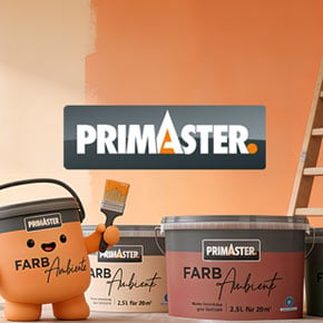 Das Logo von Primaster vor einer orange gestrichenen Wand. Davor steht das Primaster FarbAmbiente Maskottchen Farbi, ein lebendiger Farbeimer mit einem Pinsel in der Hand.